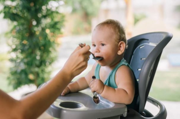 4 recommended first solid foods for a baby