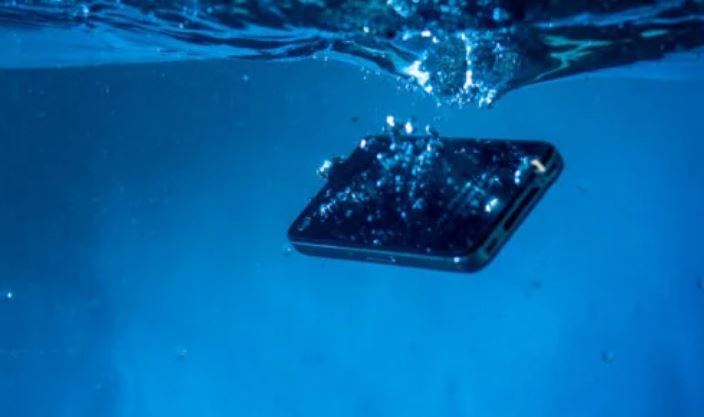 5 tricks to save a wet cell phone